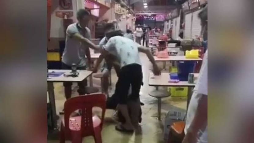 Polis siasat pergaduhan di pusat makanan Chong Pang, lelaki 61 tahun dibawa ke hospital