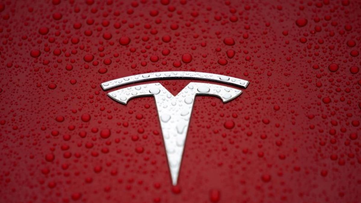 Saham Tesla sedikit lebih tinggi setelah aksi jual Senin