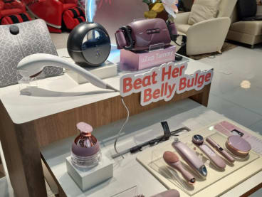 A photo of wellness technology company Osim's Mother's Day campaign slogan that read "Beat her belly bulge" has drawn flak from some people.