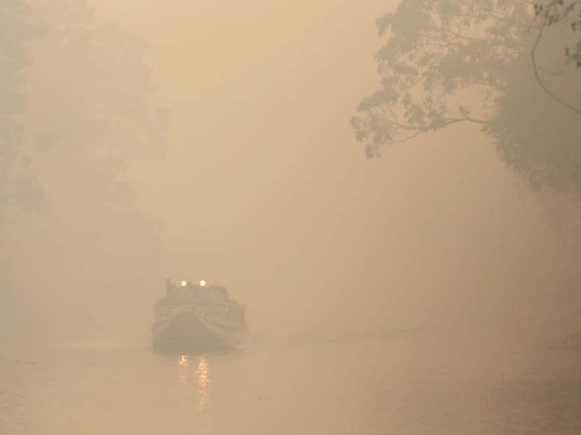 A wooden boat is seen on Air Sugihan river during haze shrouds in Ogan Komering Ilir, Indonesia's South Sumatra province, October 7, 2015. Photo: Antara Foto via Reuters