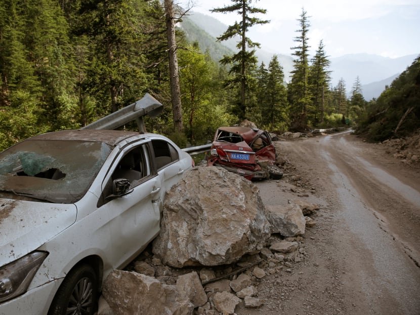 Cars are abandoned at the side of a moutain road after an earthqake-triggered rock slide severely damaged them outside Jiuzhaigou, Sichuan province, China, August 10, 2017. Photo: Reuters