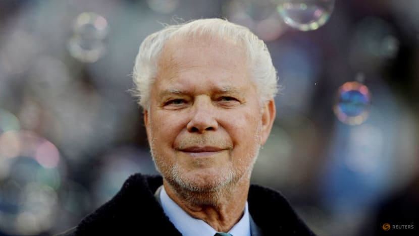 West Ham joint-chairman Gold dies at age 86 West Ham joint-chairman Gold dies at age 86