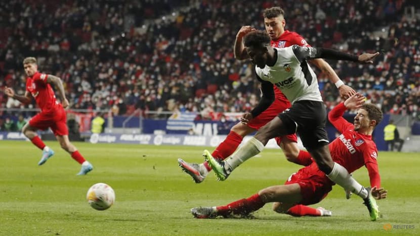 Atletico strike late to seal dramatic 3-2 win against Valencia Atletico strike late to seal dramatic 3-2 win against Valencia