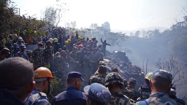 尼泊尔客机坠毁 搜救人员已找到一些遗体