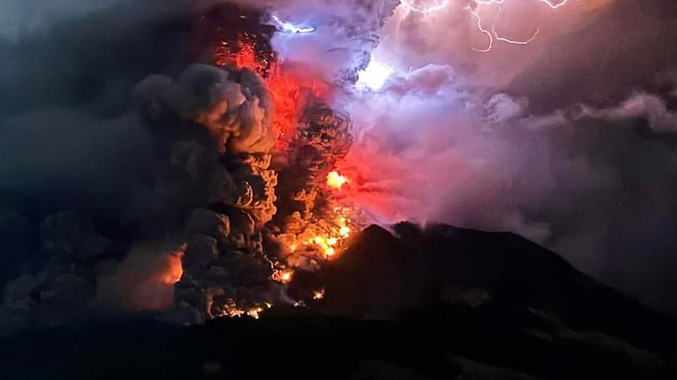 印尼鲁昂火山爆发 酷航取消狮城往返东马四航班