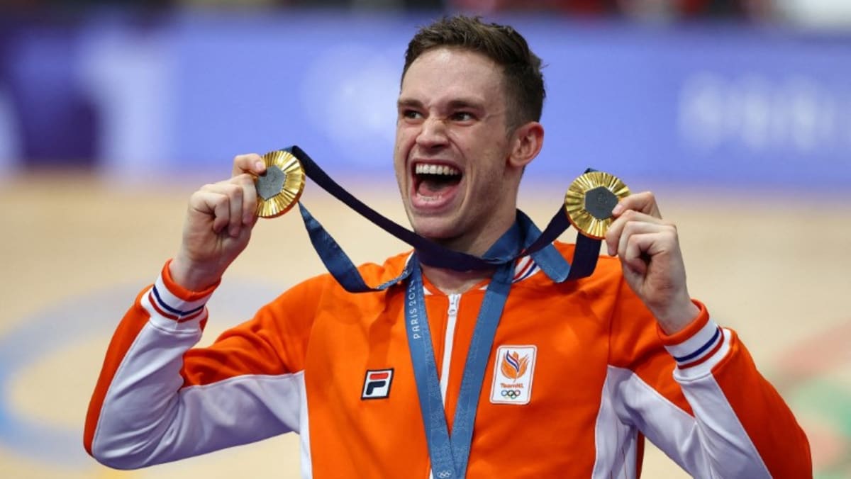 De Nederlandse kunstenaar Harry schildert de wielerbaan van Parijs oranje