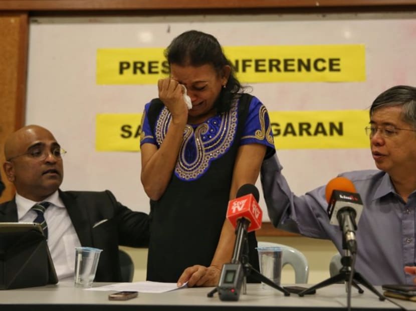 Eswary Vengatasamy, the mother of S. Prabagaran breaking down during a press conference. Photo: Malay Mail Online