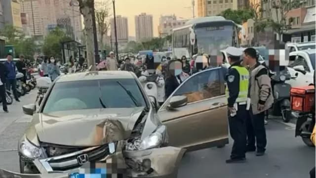 中国女司机撞倒人 还倒车反复碾压