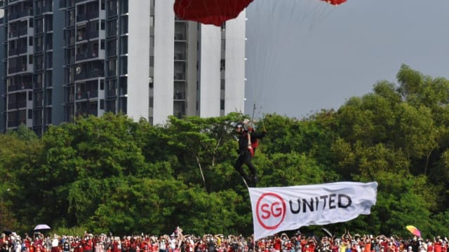 【直播】【国庆庆典】红狮跳伞队跳进盛港邻里区 居民热情支持