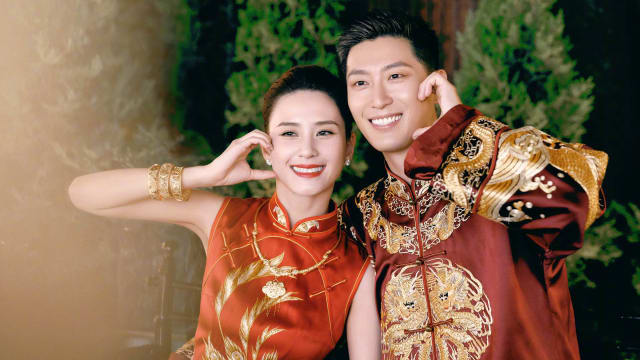 何超莲、窦骁晒首波婚照　金红色中式礼服显贵气