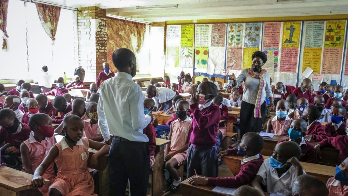 Sekolah-sekolah Uganda dibuka kembali, mengakhiri penguncian terlama di dunia