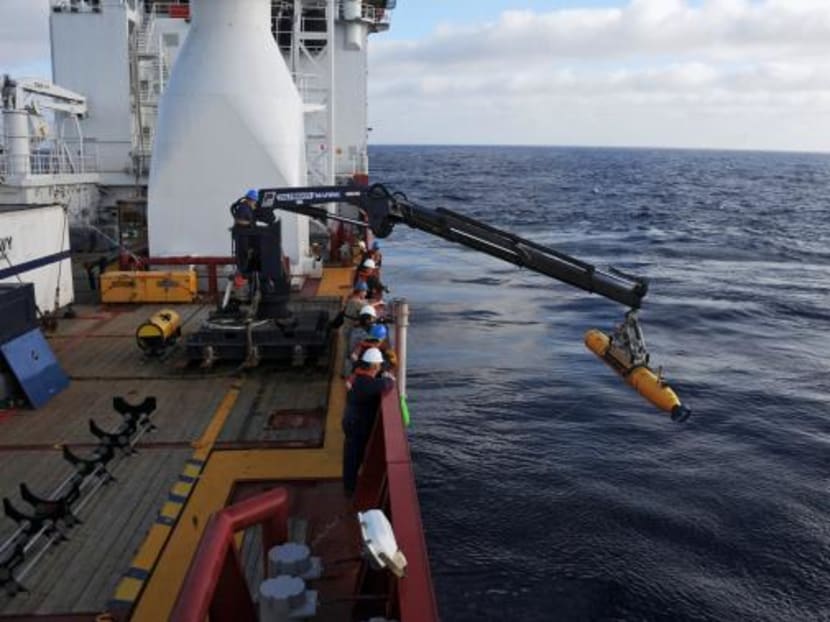 Crew aboard the Australian Defence Vessel Ocean Shield move the United States Navy's Bluefin-21 autonomous underwater vehicle into position for deployment in the southern Indian Ocean, to look for the missing Malaysia Airlines flight MH370, on April 14, 2014, in this handout picture released by the US Navy. Photo: Reuters