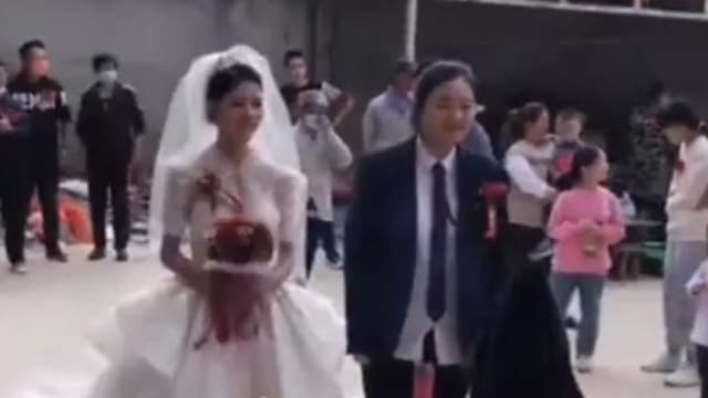 中国男子因被隔离无法迎娶新娘 妹妹“代兄娶妻”