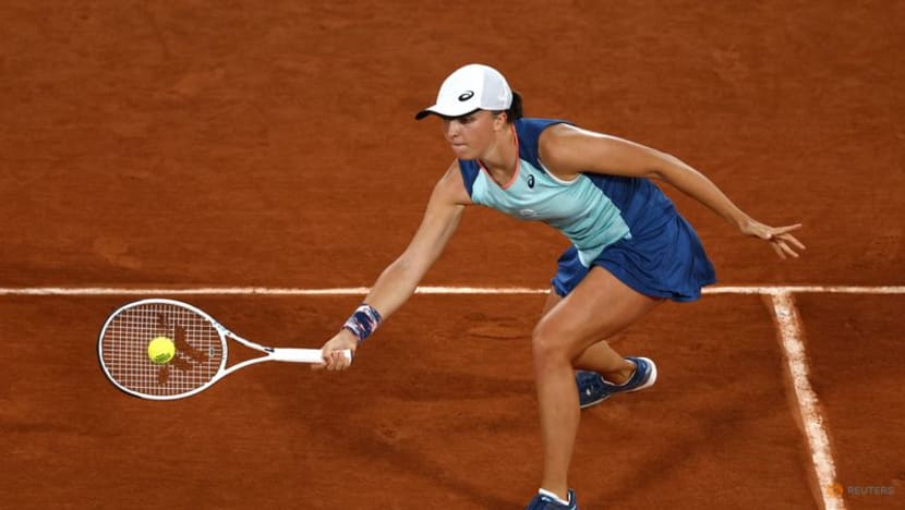 Swiatek extends unbeaten streak to 29 in easy Paris opener Swiatek extends unbeaten streak to 29 in easy Paris opener