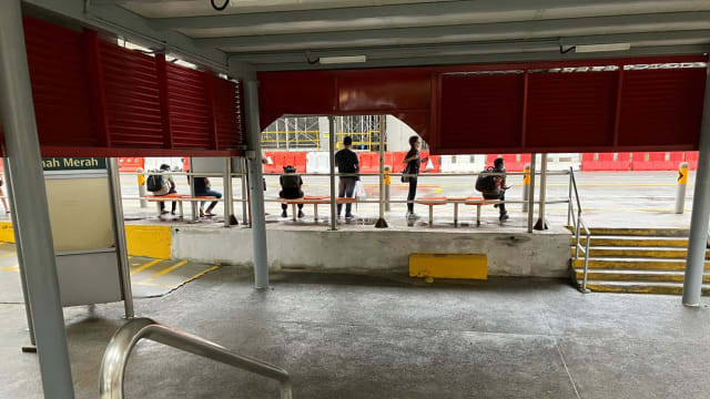 丹那美拉地铁站入口处一度出现积水 SMRT：列车服务没受影响