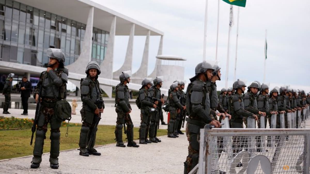 Lula brasileño despide a comandante del ejército tras disturbios antigubernamentales