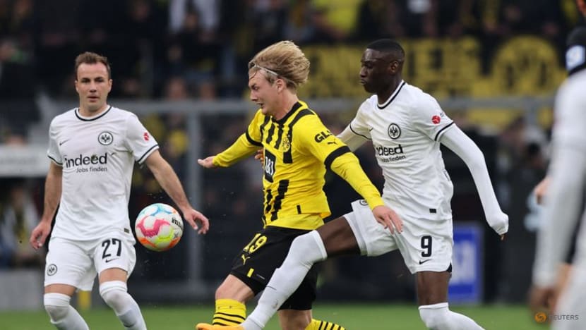 Dortmund crush Frankfurt 4-0 to storm into the Bundesliga top spot