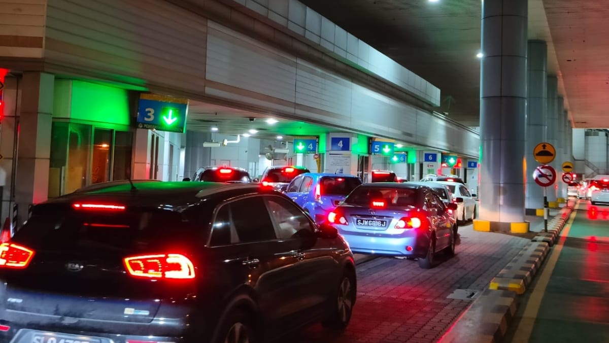 Johor to activate contra lanes at land checkpoints to address year-end holiday congestion Johor to activate contra lanes at land checkpoints to address year-end holiday congestion