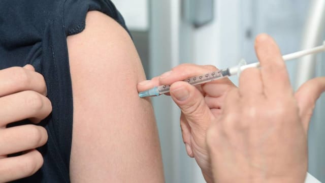 专家：冠病大流行下 注射流感疫苗显得更为重要