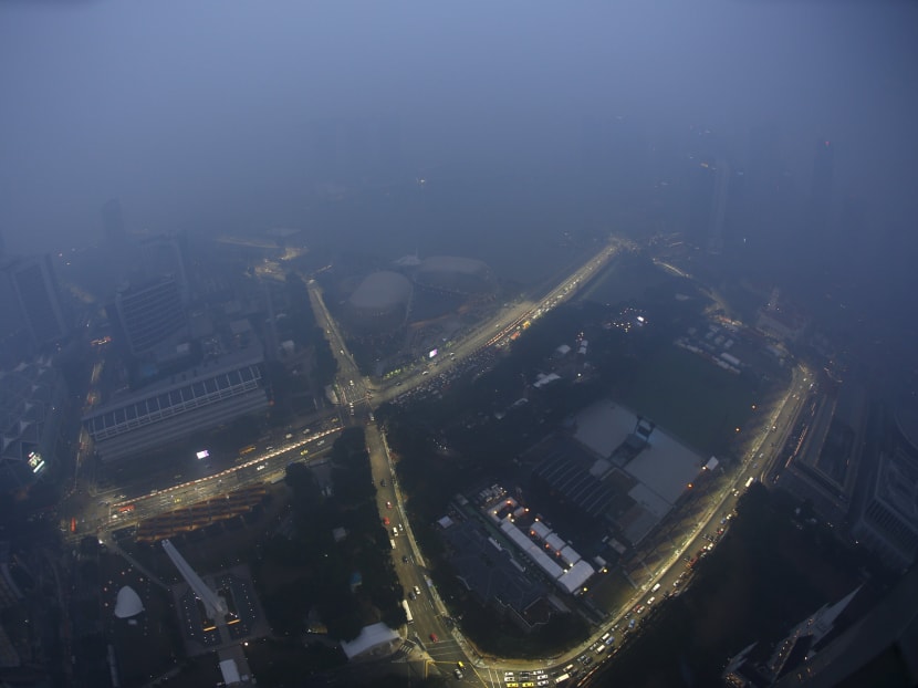A view of the Singapore F1 Grand Prix night race Marina Bay street circuit shrouded by haze in Singapore September 14, 2015. Photo: Reuters