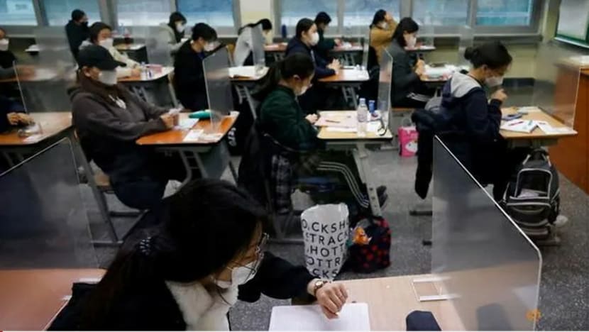 COVID-19: Pelajar Korea Selatan ambil ujian kolej di hospital dan guna plastik perlindungan