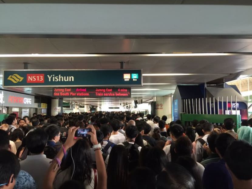 The situation at Yishun MRT station during the breakdown. Photo: Twitter/@kickino
