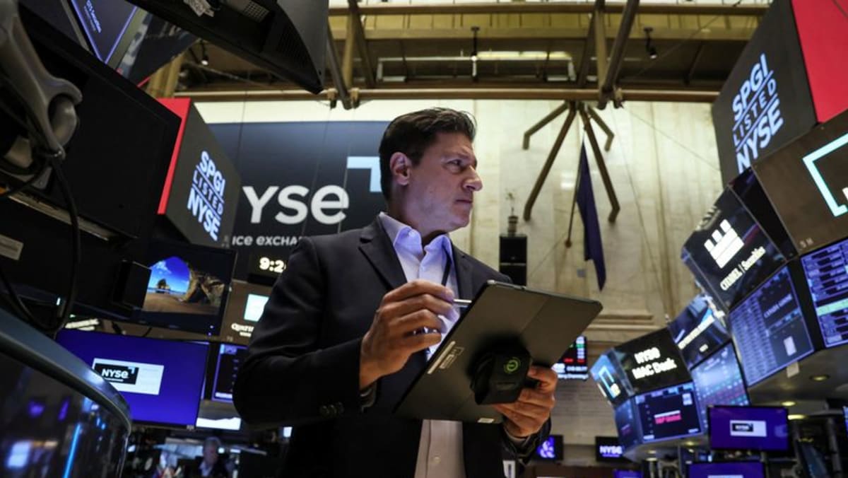 Wall Street menjual saham, Treasury berakhir pada bulan Februari
