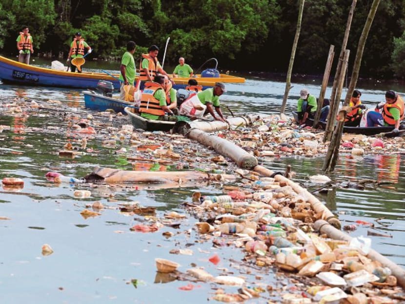 Volunteers cleaning up Sungai Tebrau in Kampung Bakar Batu, Johor Baru. Photo: New Straits Times