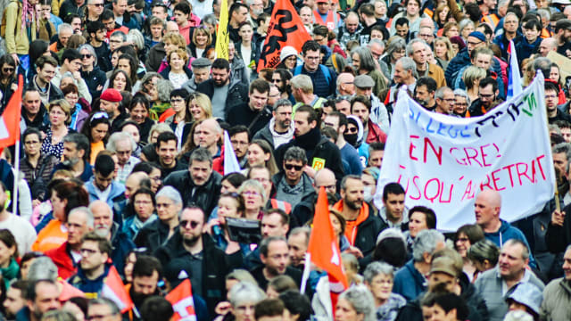 法国发动第九次全国大罢工及示威 超过百万人走上街头