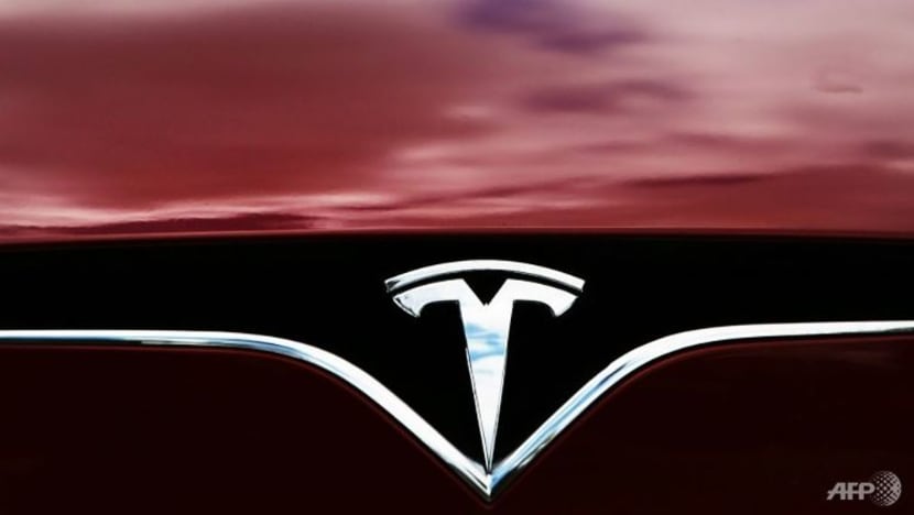 தானியங்கி வாகனமோட்டும் செயலியை முடக்கப்போவதில்லை: Tesla Motors