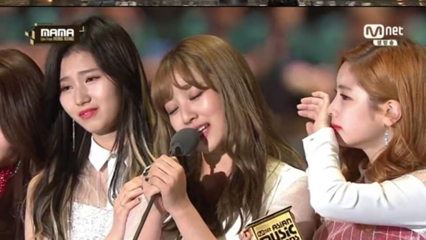 [2016 MAMA] Twice Wins the HotelsCombined Song of the Year Award