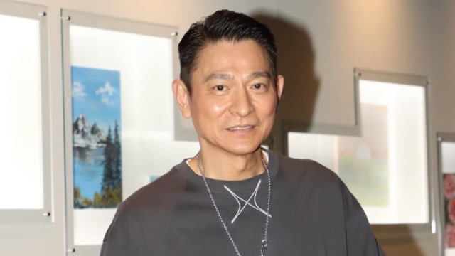 首办个人艺术展　刘德华夸女儿才是艺术家