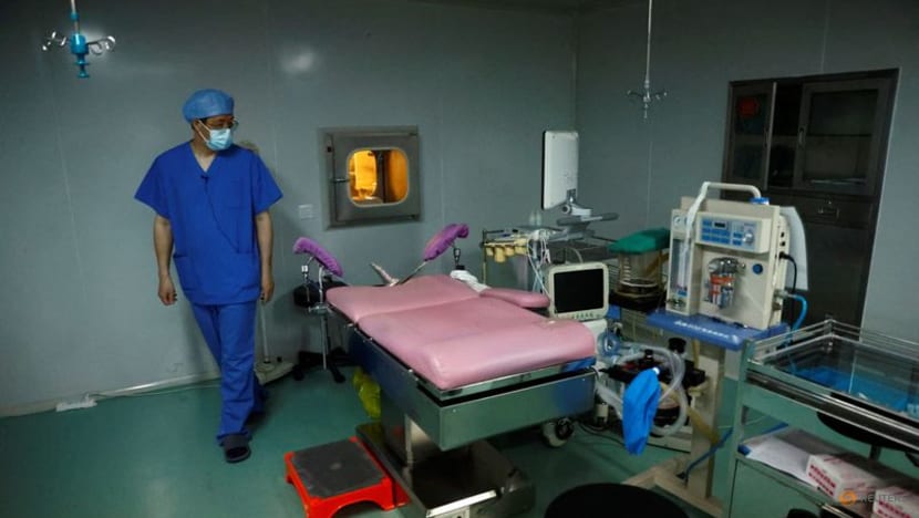 China weighs giving single women IVF access to stem population decline