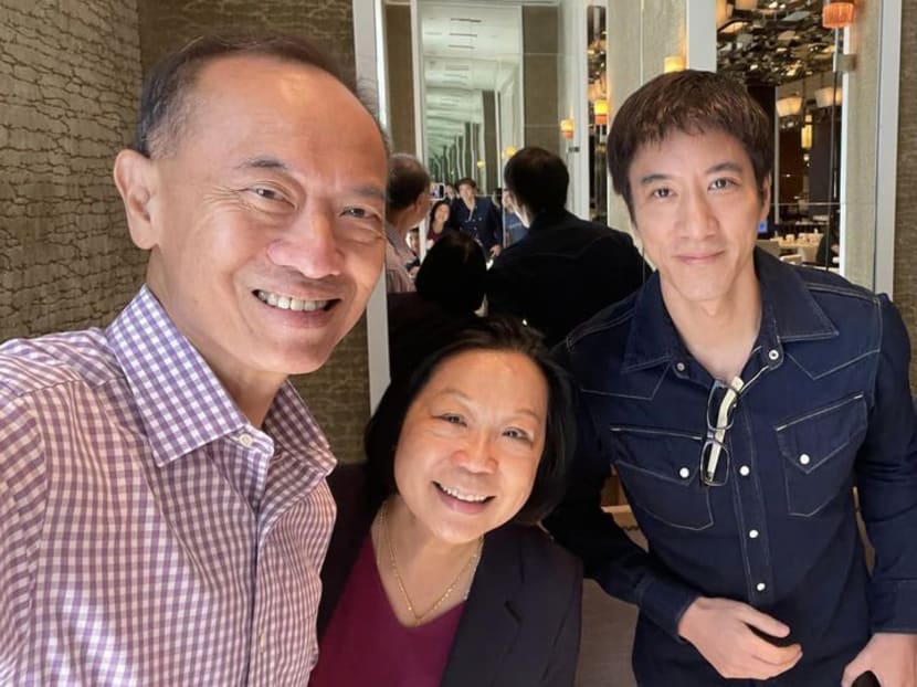 Wang Leehom met ex-Minister George Yeo and his family for a meal in Taipei