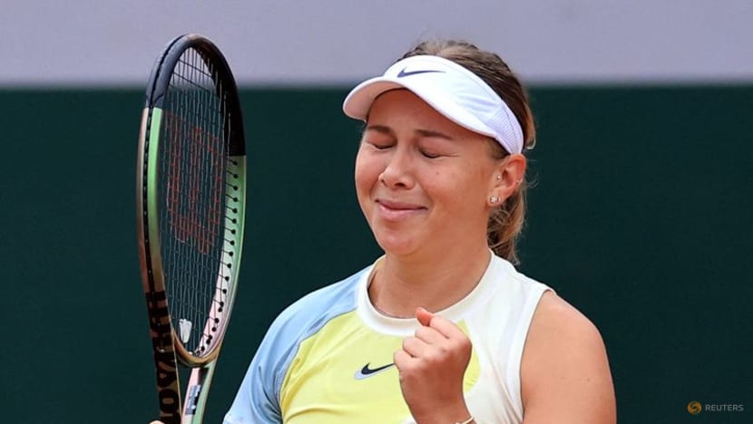 Osaka knocked out in French Open first round by Anisimova Osaka knocked out in French Open first round by Anisimova