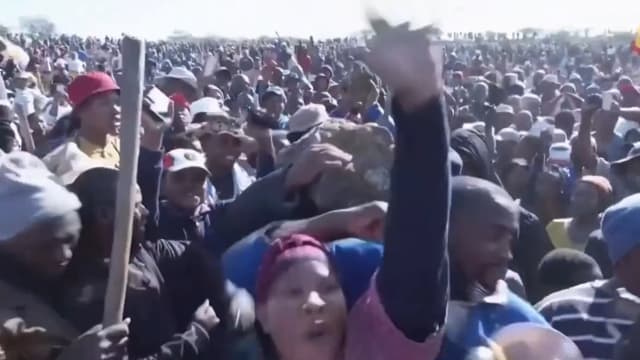为圆脱贫致富梦 南非千人集体挖土找钻石 