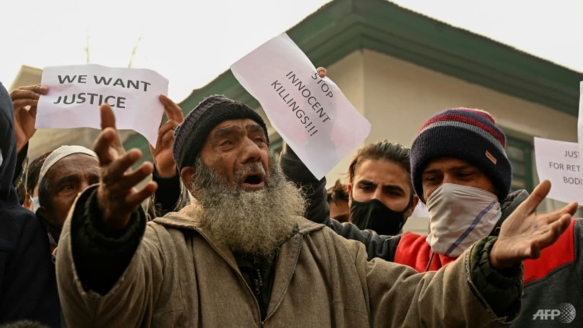 Keluarga Kashmir menuntut mayat pria yang terbunuh selama pencarian
