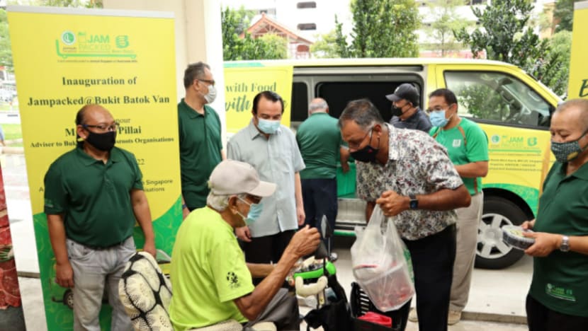 Jamiyah lancar van amal bank makanan di Bukit Batok; jalin kerjasama agih juadah buka puasa kepada penduduk