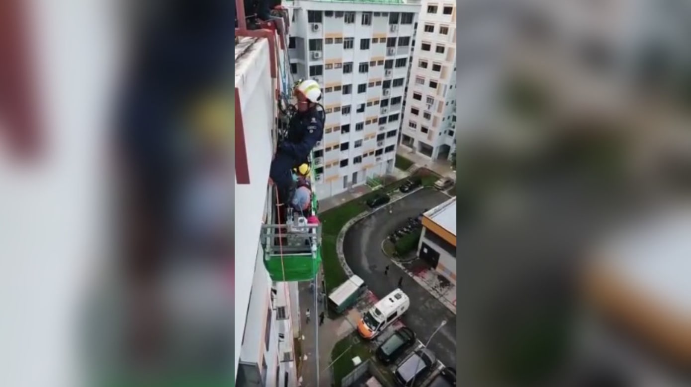 民防人员解救一名在德惠巷高楼受困工人