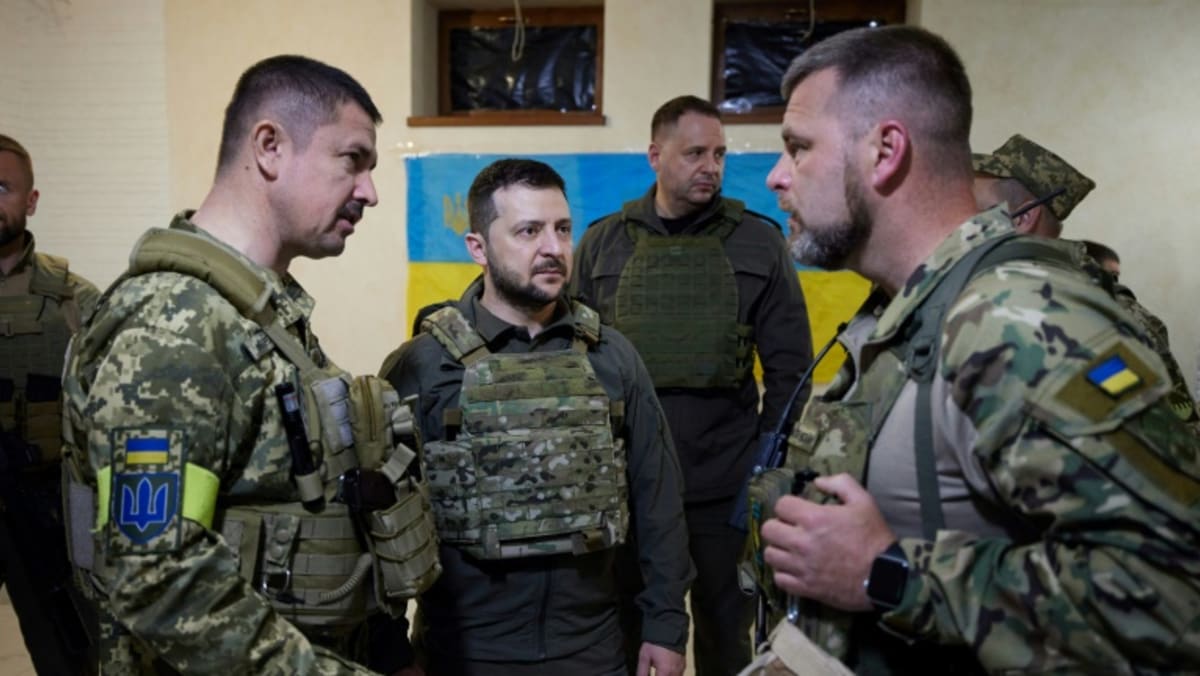 Ukraina memukul mundur Kherson ketika Zelenskyy berkunjung ke timur