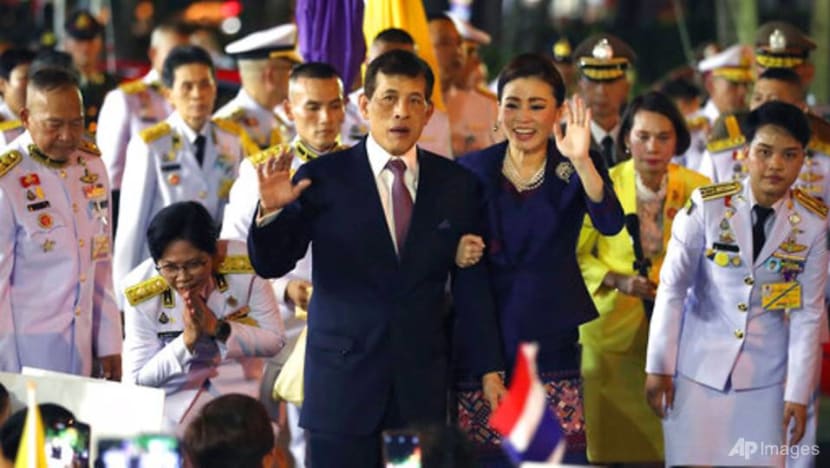 Thai king calls for unity after protesters turn back on motorcade Thai king calls for unity after protesters turn back on motorcade