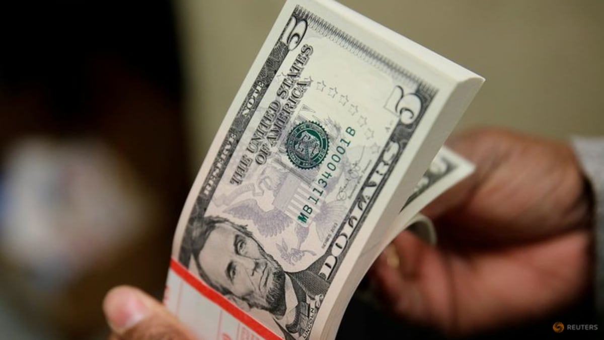 Inflasi AS yang panas mendorong dolar ke puncak 2021