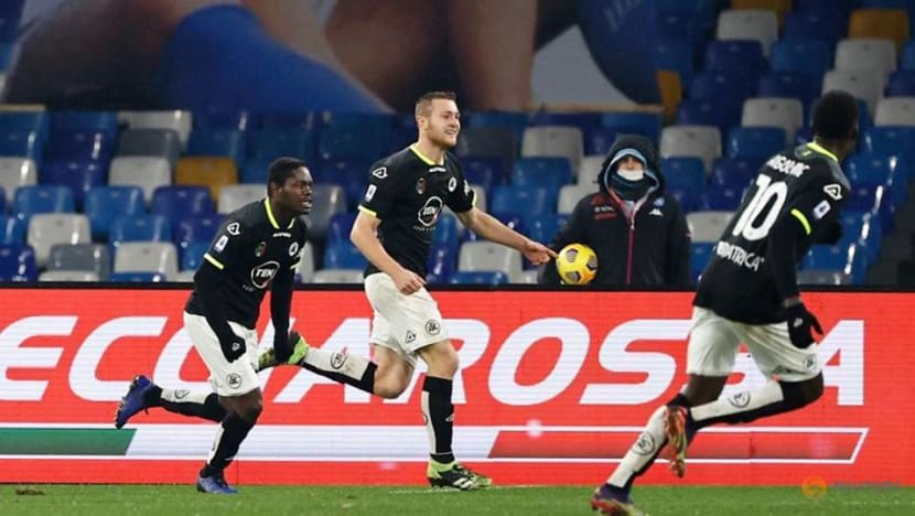 Soccer-Ten-man Spezia stun Napoli with comeback victory Soccer-Ten-man Spezia stun Napoli with comeback victory