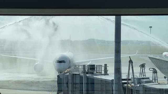 首趟新航班机抵达吉隆坡 机场举行水炮礼欢迎仪式