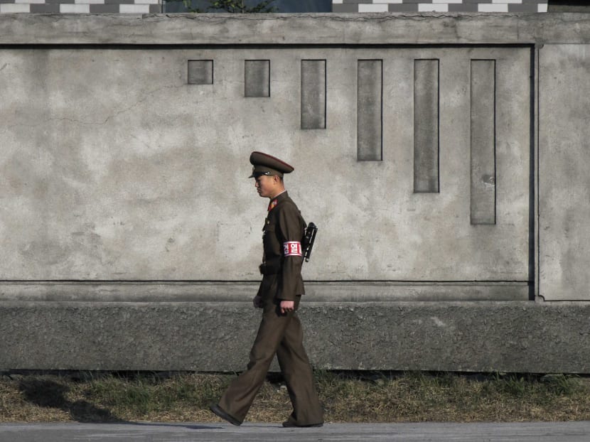 A North Korean soldier patrols on the banks of the Yalu River near the North Korean town of Sinuiju, opposite the Chinese border city of Dandong, May 5, 2014.  Photo: Reuters