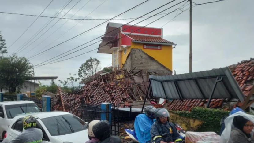 Tanah runtuh, trafik sesak halang usaha pindah dan bantu penduduk Jawa Barat