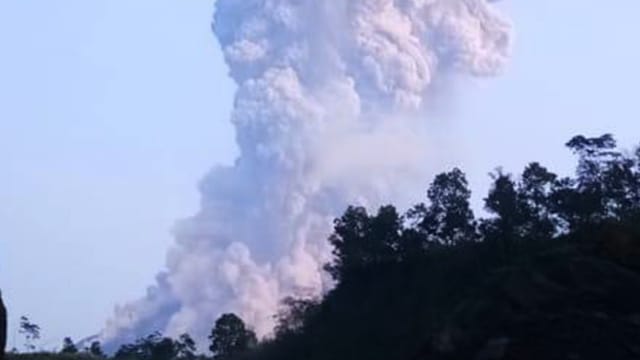 印尼默拉皮火山喷发 火山灰柱高6000米