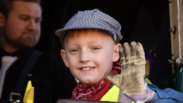 澳洲七岁男童曾长脑瘤 获安排驾蒸汽火车圆梦