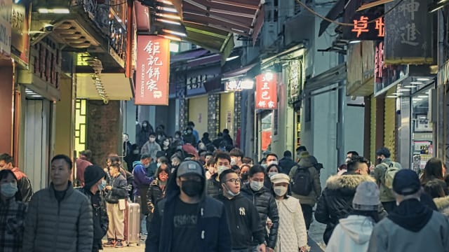 澳门宣布明天起解除户外口罩令