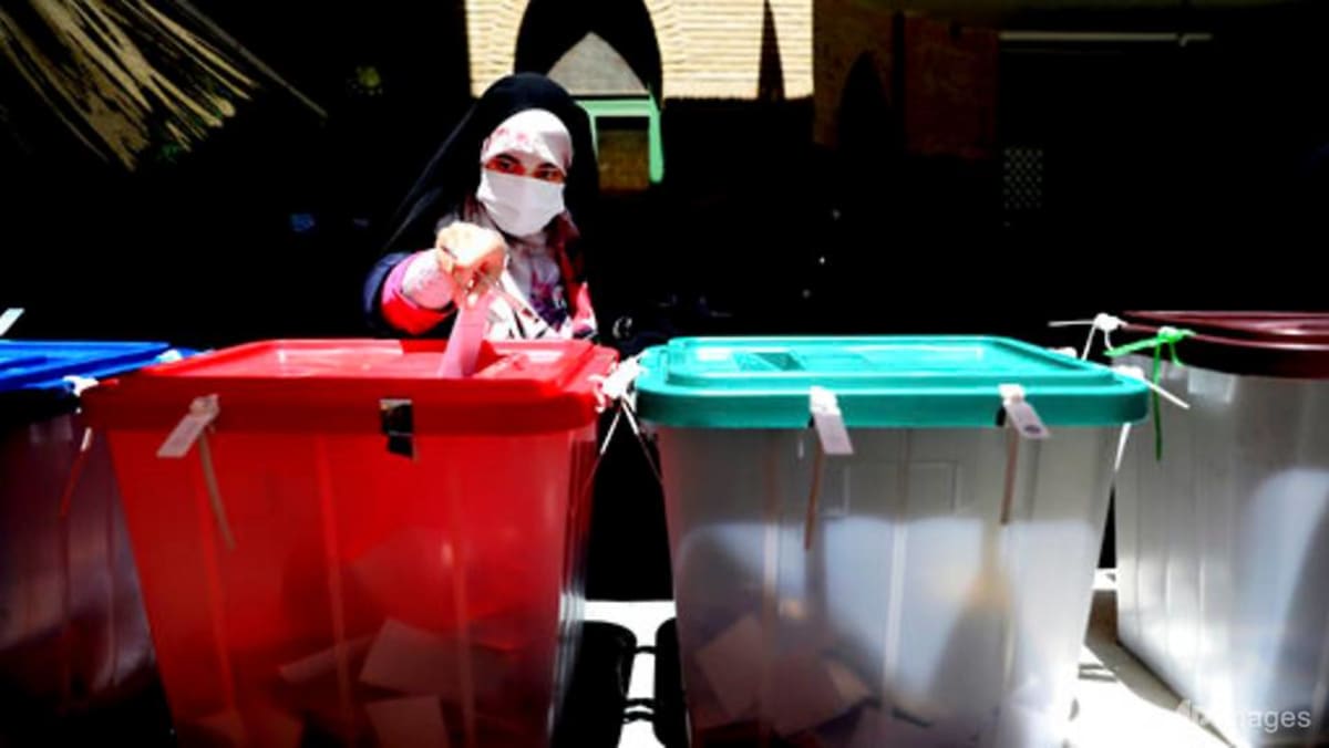 Dalam pemilu Iran yang diredam, banyak pemilih tampaknya tinggal di rumah
